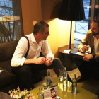 El presidente de Vox, Santiago Abascal (derecha) y el secretario general, Javier Ortega Smith, cambian impresiones en un hotel madrileño.