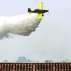 En la fotografía, una avioneta trabaja contra el incendio de Ávila y Salamanca
