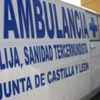 Una furgoneta simula una ambulancia proclamando la situación «tercermundista» del pueblo