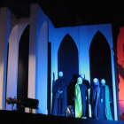 Las vocales, en el escenario, en una de las últimas escenas de la obra.