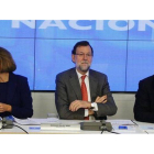 María Dolores de Cospedal, Mariano Rajoy y Javier Arenas, este lunes, en el comité ejecutivo nacional del PP.