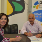 La alcaldesa de Benavides y el presidente de Poeda, ayer durante la firma del contrato. MEDINA