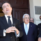 Salguero se dirige a los presentes escoltado por Clemente González, Pablo San José y Enrique García.