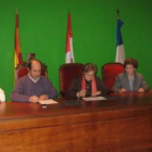 El alcalde de La Pola, con las responsables de Alzheimer León firman el convenio.