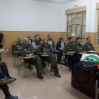 Un momento de la reunión en Villafranca sobre la suelta y el problema de la avispilla del castaño. DL