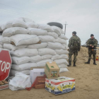 Soldados ucranianos, junto a una pila de alimentos.