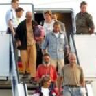 Varios de los turistas europeos retenidos bajan del avión en Colonia