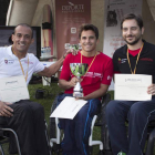 Pablo Tovar, en el centro, en la entrega de premios del II Certamen esquí náutico inclusivo Castilla y León. Pedro Barja, a la izquierda, y Gonzalo Suárez, a la derecha.