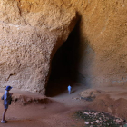 Un grupo de visitantes que se acercaron a Las Médulas adentrándose en la Cuevona. L. D. M.