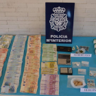 Dinero y droga incautada al detenido en su casa