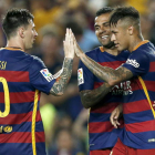 Messi, Alves y Neymar celebran uno de los goles.