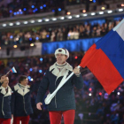 Alexandr Zubkov, con la bandera rusa en el desfile de Sochi, es uno de los deportistas sancionados por dopaje.