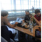 Carou, Ruesga y Toni, en el aeropuerto de Münich.