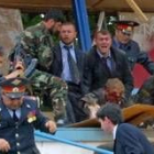 El presidente checheno, Ahmad Kadírov, es asistido por sus hombres nada más producirse el atentado