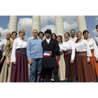 Los actores de la zarzuela ‘Canción de amor y de guerra’ y el director Lluís Cabal (quinto por la izquierda).