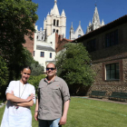 Belén Alas y Ricardo Rodríguez, en los jardines románticos en Sierra Pambley.