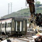 Desguace de uno de los trenes de cercanías implicados en los atentados del 11 de marzo.