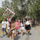 El ramo y los pendones dieron solemnidad a la procesión hasta la ermita. SECUNDINO PÉREZ
