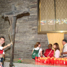 Cientos de personas entraron a la basílica de la localidad para tocar el manto de la Virgen.