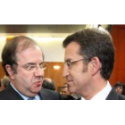 Juan Vicente Herrera y Alberto Nuñez Feijóo conversan en el acto de investidura del presidente de la
