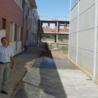 Milagros Gordaliza Valbuena y Fernando Viñuela de Celis contemplan las obras del polideportivo.
