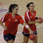 Mireya González y Raquel Caño, durante la sesión que completaron ayer en la capital.