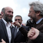 Los periodistas turcos Can Dündar (derecha) y Erdem Gul.