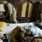 Marines norteamericanos registran una vivienda en Tikrit mientras un niño duerme en su cama