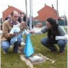 Unos padres descubren en un jardín la placa que conmemora el nacimiento de su hijo