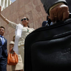 La tonadillera Isabel Pantoja saluda a la salida de la Audiencia Provincial de Málaga.