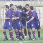 Los jugadores guipuzcoanos felicitan a Íñigo tras marcar el segundo gol