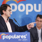 El presidente del Partido Popular de Castilla y León, Alfonso Fernández Mañueco, clausura en León un Foro de Educación. Junto a él, presidente provincial, Juan Martínez Majo.