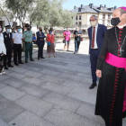 El nuevo obispo de Astorga, en su saludo a las primeras autoridades de la comarca, a la entrada de la basílica de la Encina. ANA F. BARREDO