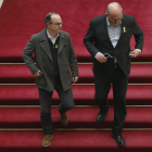 El diputado de Junts per Catalunya, Jordi Turull junto al portavoz parlamentario del grupo, Eduard Pujol en las escaleras del Parlament, momentos antes de que el presidente de la cámara catalana, Roger Torrrent, comparezca en su despacho de audiencias.º