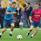 Ronaldo y Bale, ayer durante el entrenamiento del Real Madrid en Kiev. ARMANDO BABANI