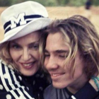 Madonna posa sonriente junto a su hijo Rocco