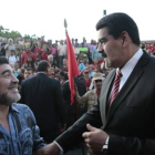 Nicolás Maduro saluda a Diego Armando Maradona, el martes en Caracas.