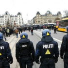 Policías bloquean una calle de Copenhague durante una manifestación de activistas.