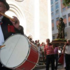 El sonido del tamborilero anunció el inicio de la procesión de San Roque, ayer en Ponferrada.