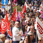 Una marea de banderas sindicales y de partidos de izquierda metió presión en las calles de León para que se suban los salarios. J. NOTARIO