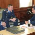 Mario Amilivia intercambia opiniones con el coronel alemán y José Antonio Fernández