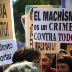 Varias pancartas contra la violencia machista en la manifestación de Madrid.