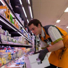 Un trabajador de Mercadona durante su labor diaria en un supermercado. DL