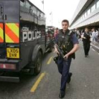 Un policía vigila el aeropuerto londinense de Heathrow