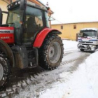 Un tractor abre paso a una cisterna lechera ayer, en un pueblo próximo a León capital