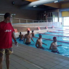 Los jugadores de Baloncesto León entrenan en la piscina.