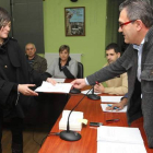 La concejal socialista Silvia Ríos, que sustituye al ex alcalde, ayer al recibir su acta.