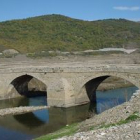 El puente, antaño sobre el Esla, hoy habitualmente debajo de él, consta de tres bóvedas