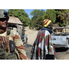 Un soldado francés, junto a un maliense, asegura la zona en los alrededores de Diabali, este lunes.