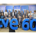 Trabajadores y directivos de TVE posan en una imagen conmeorativa de los 60 años de la televisión estatal.